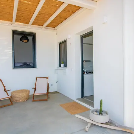 Rockaine Villa *