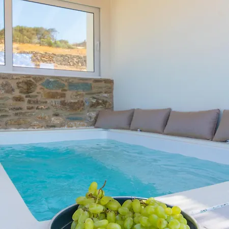 Rockaine Villa *