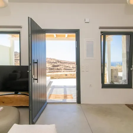 Rockaine Villa *