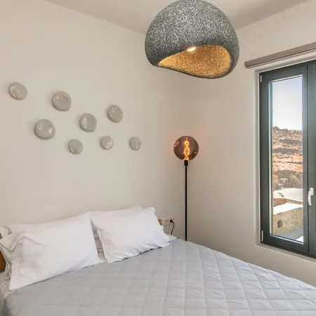 Rockaine Villa *
