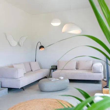 Rockaine Villa *