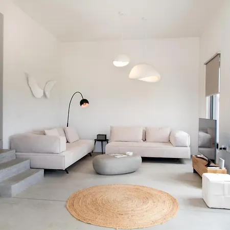 Rockaine Villa *